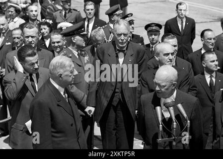 French President Charles de Gaulle (left) arriving at airport, as President Dwight D. Eisenhower speaking at microphones during his U.S. visit, Washington DC, USA, Thomas J. O'Halloran, U.S. News & World Report Magazine Photograph Collection, April 1960 Stock Photo