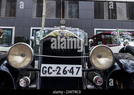 Barcelona, Spain - April 6, 2024: Old retro car from the 1920s of the brand Buick parked on a street in Barcelona, Catalonia, Spain Stock Photo