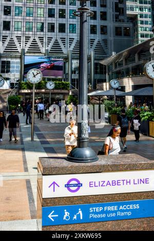 People Entering & Leaving One Canada Square Skyscraper, Canary Wharf, Borough Of Tower Hamlets, London, England, U.K. Stock Photo