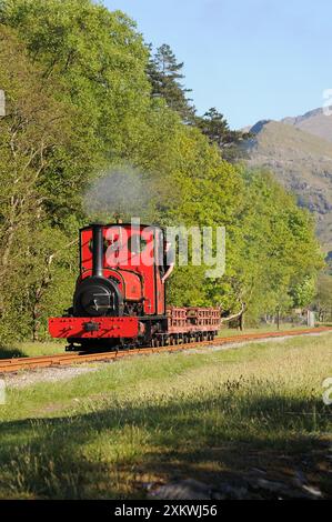 'Elidir' and a short train of slate wagons, south of Cei Llydan. Stock Photo