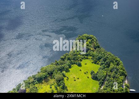 Luftbild, Landzunge am Möhnesee beim Hotel Haus Delecke, bewaldeter Uferbereich, Delecke, Möhnesee, Sauerland, Nordrhein-Westfalen, Deutschland ACHTUNGxMINDESTHONORARx60xEURO *** Aerial view, headland at Lake Möhnesee near Hotel Haus Delecke, wooded shore area, Delecke, Lake Möhnesee, Sauerland, North Rhine-Westphalia, Germany ATTENTIONxMINDESTHONORARx60xEURO Stock Photo