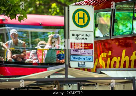 Stadtrundfahrten mit dem roten Doppeldeckerbus, Haltestelle am Hauptbahnhof, München, Juli 2024 Deutschland, München, Juli 2024, Stadtrundfahrt mit dem roten Doppeldeckerbus, City Sightseeing, Haltestelle am Hauptbahnhof Elisenhof, Touristen buchen Stadtrundfahrt, besichtigen bei einer Rundfahrt München, verschiedene Touren:Nymphenburg-Olympia Tour, Schwabing Tour, *** City tours with the red double-decker bus, stop at the main station, Munich, July 2024 Germany, Munich, July 2024, city tour with the red double-decker bus, city sightseeing, stop at the main station Elisenhof, tourists book cit Stock Photo