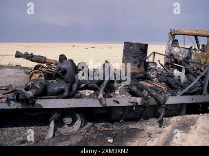 4th March 1991 Incinerated bodies of Iraqi soldiers lie sprawled on the back of a flat-bed truck in the desert. They were attacked by USAF fighter jets about a week before. They were possibly the crew of a towed Soviet 122 mm Howitzer 2A18 (D-30). Stock Photo