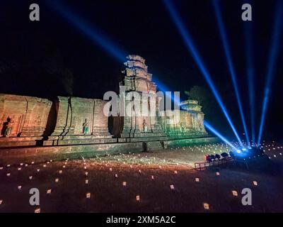 Apsara dancers performing in the Prasat Kravan Temple, dedicated to Vishnu in 921, during dinner, Angkor,  Cambodia. Stock Photo