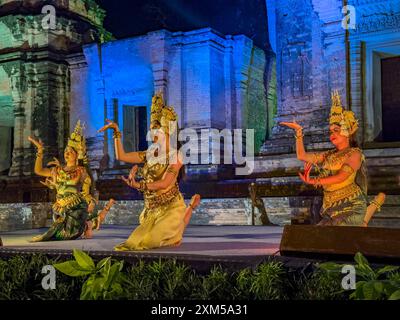 Apsara dancers performing in the Prasat Kravan Temple, dedicated to Vishnu in 921, during dinner, Angkor,  Cambodia. Stock Photo