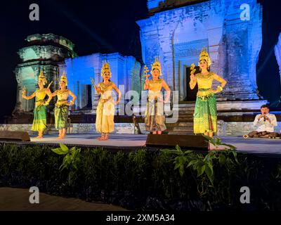 Apsara dancers performing in the Prasat Kravan Temple, dedicated to Vishnu in 921, during dinner, Angkor,  Cambodia. Stock Photo