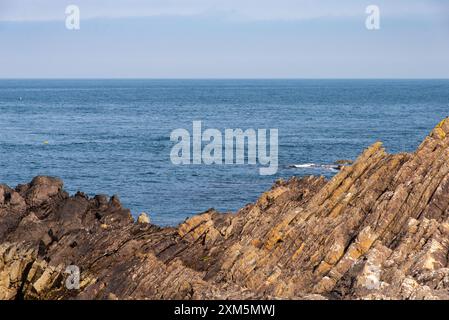 Rock stratification and the North Sea on the east coast of Scotland in Eyemouth. Stock Photo