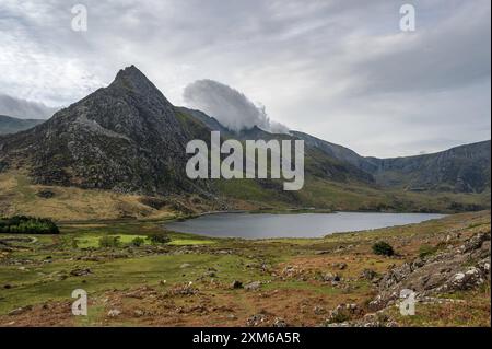 Llyn Ogwen and Tryfan Mountain, Ogwen Valley, Snodownia, north Wales, on a cloudy spring day. Stock Photo