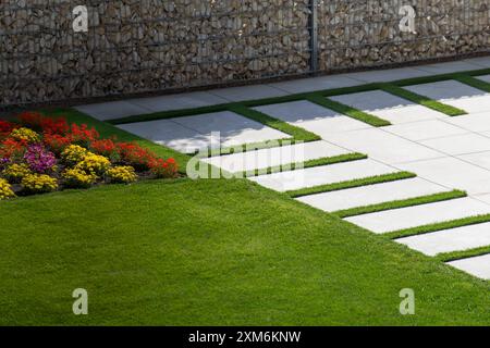 Schöne Steinterrasse in einem gepflegten Ziergarten *** Beautiful stone terrace in a well-kept ornamental garden Copyright: xUdoxHerrmannx Stock Photo