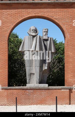 Hungary, Budapest, Karl Marx and Friedrich Engels statue in Memento Park. Szoborpark or Memento Park is an open-air museum in Budapest, Hungary, dedic Stock Photo