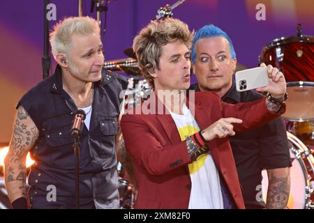 green-day-mike-dirnt-billie-