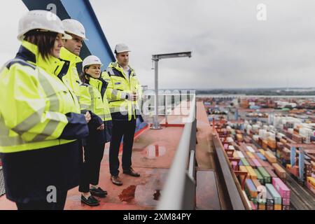 R-L Patrick Krawutschke, Geschaeftsfuehrer des Container Terminals Altenwerder, Annalena Baerbock Buendnis 90/Die Gruenen, Bundesaussenministerin, Johannes Berg, Director Corporate Affairs der HHLA, und Katharina Fegebank, Zweite Buergermeisterin der Freien und Hansestadt Hamburg, aufgenommen im Rahmen eines Besuches einer Container-Bruecke des Container-Terminals Altenwerder waehrend der Deutschlandreise der Aussenministerin in Hamburg, 26.07.2024. / Fotografiert im Auftrag des Auswaertigen Amtes. Hamburg Deutschland *** R L Patrick Krawutschke, Managing Director of Container Terminal Altenwe Stock Photo