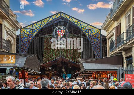 BARCELONA, CATALONIA, SPAIN - APRIL 15, 2024: A crowd of visitors in front of the famous Mercat de Sant Josep de la Boqueria, a large public market in Stock Photo