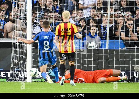 Brugge, Belgium. 26th July, 2024. Club's Christos Tzolis and Mechelen's goalkeeper Ortwin De Wolf pictured in action during a soccer match between Club Brugge KV and KV Mechelen, Friday 26 July 2024 in Brugge, on the opening day of the 2024-2025 season of the 'Jupiler Pro League' first division of the Belgian championship. BELGA PHOTO TOM GOYVAERTS Credit: Belga News Agency/Alamy Live News Stock Photo