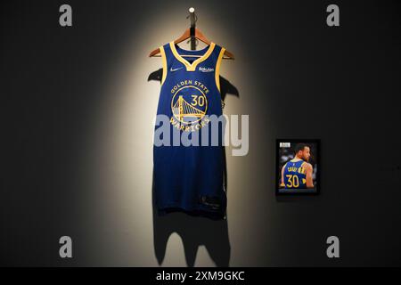 新品未使用品 GOLDEN STATE CURRY #30 ユニフォーム NBA NBA Steph Curry Golden State Warriors #30 Jersey Size Large