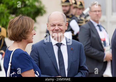 Paris, France. 26th July, 2024. French President Emmanuel Macron and his wife Brigitte Macron welcome the Federal Chancellor Olaf Scholz (SPD) and his wife Britta Ernst as part of the opening of the Paris Olympic Games on July 26, 2024 at Elysee presidential palace in Paris, France. Credit: Bernard Menigault/Alamy Live News Stock Photo