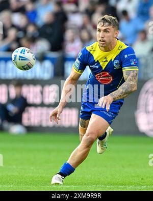 Wigan, UK. 26th July, 2024. Sam Powell of Warrington Wolves passes the ball during the Betfred Super League Round 19 match Wigan Warriors vs Warrington Wolves at DW Stadium, Wigan, United Kingdom, 26th July 2024 (Photo by Cody Froggatt/News Images) in Wigan, United Kingdom on 7/26/2024. (Photo by Cody Froggatt/News Images/Sipa USA) Credit: Sipa USA/Alamy Live News Stock Photo