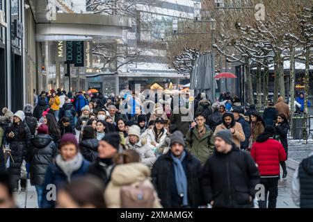 Shopping street Zeil, pedestrian zone, winter weather, people shopping, Frankfurt am Main, Hesse, Germany Stock Photo