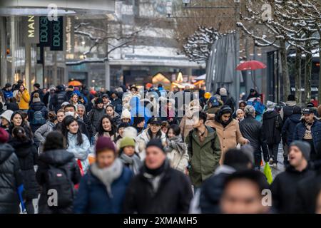 Shopping street Zeil, pedestrian zone, winter weather, people shopping, Frankfurt am Main, Hesse, Germany Stock Photo