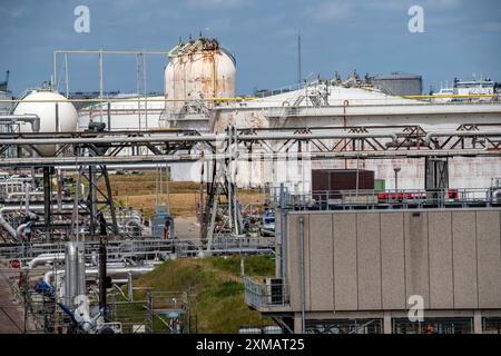 Shell Pernis refinery, largest refinery in Europe, production, logistics and tank facilities, production of various petroleum products such as Stock Photo