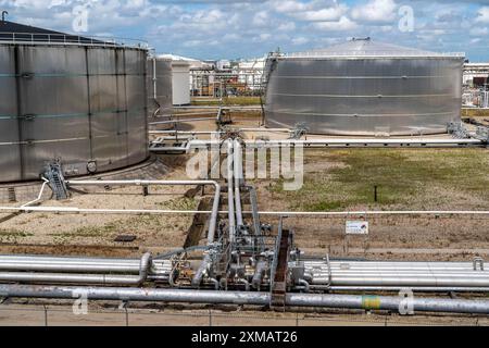 Shell Pernis refinery, largest refinery in Europe, production, logistics and tank facilities, production of various petroleum products such as Stock Photo