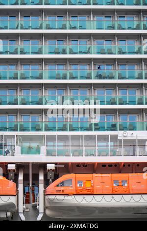 Cruise ship Iona of the British shipping company P&O Cruises, the largest cruise ship ever built in Germany, 17 passenger decks, 2600 cabins for 5200 Stock Photo