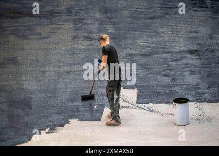 Construction site, application of a bitumen coating to a concrete ...