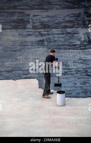 Tar Black Liquid Bitumen Waterproofing Concrete Structure Surface ...