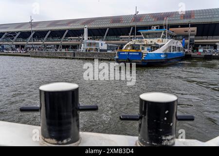 GVB ferries for pedestrians and cyclists across the river Ij, to Amsterdam Centraal station, free of charge, to the eastern neighbourhoods Stock Photo