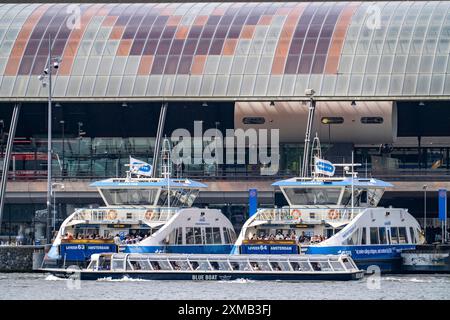 GVB ferries for pedestrians and cyclists across the river Ij, to Amsterdam Centraal station, free of charge, to the eastern neighbourhoods Stock Photo