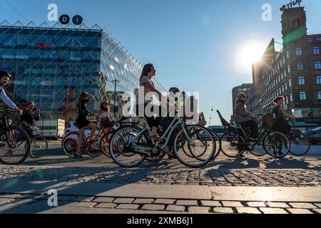 Cyclists on cycle paths, Radhuspladsen, City Hall Square, H.C. Andersen's Boulevard, in the city centre of Copenhagen, considered the cycling capital Stock Photo