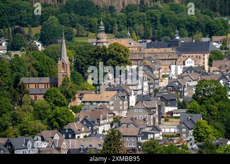 Bad Berleburg, in the district of Siegen-Wittgenstein, Rothaargebirge, Sauerland, upper town, with Berleburg Castle, Protestant town church, North Stock Photo