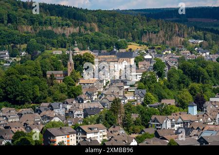 Bad Berleburg, in the district of Siegen-Wittgenstein, Rothaargebirge, Sauerland, upper town, with Berleburg Castle, Protestant town church, North Stock Photo