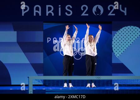 HENTSCHEL Lena, MUELLER Jette (Deutschland) bei der Athletenpraesentation, FRA, Olympische Spiele Paris 2024, Turmspringen, 3 Meter Synchronspringen Damen, Finale, 27.07.2024  Foto: Eibner-Pressefoto/Michael Memmler Stock Photo