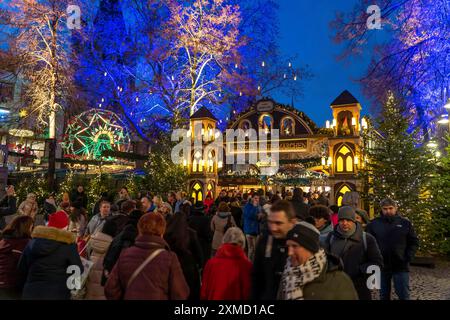 Christmas market at the Alter Markt in the historic city centre of Cologne, North Rhine-Westphalia, Germany Stock Photo