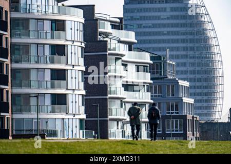 New residential buildings, flats between Viertal Neuer Hafen, on Lohmannstrasse and Weserdeich, Kommodore-Ziegenbein-Promenade, Atlantic Hotel Sail Stock Photo