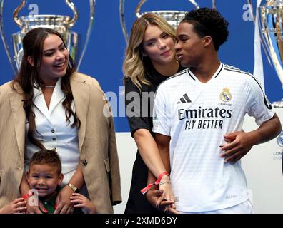 Madrid, Spanien. 27th July, 2024. Madrid Spain; 07/27/2024.- Brazilian player Endrick is presented to Real Madrid fans as a new signing by Florentino Perez, president of the Merengue club. Endrick, his girlfriend Gabriely Miranda and his family during the event where the player could not hold back his tears. Credit: Juan Carlos Rojas/dpa/Alamy Live News Stock Photo