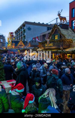 Christmas market at the Alter Markt in the old town of Cologne, Sunday shopping in Cologne city centre, 1st Advent weekend, North Rhine-Westphalia Stock Photo