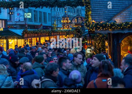 Christmas market at the Alter Markt in the old town of Cologne, Sunday shopping in Cologne city centre, 1st Advent weekend, North Rhine-Westphalia Stock Photo