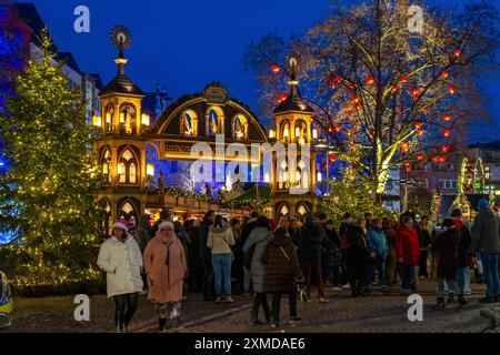 Christmas market at the Alter Markt in the old town of Cologne, Sunday shopping in Cologne city centre, 1st Advent weekend, North Rhine-Westphalia Stock Photo