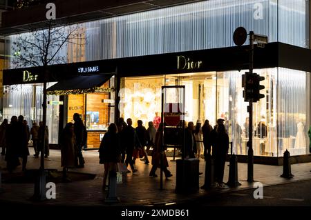 Christmas shopping on Koenigsallee, Christmas lights, luxury shops, Dior, in the city centre of Duesseldorf, North Rhine-Westphalia, Germany Stock Photo