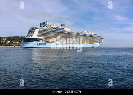 Nice, France : Royal Caribbean's ANTHEM OF THE SEAS in Villefranche sur Mer for a unique stopover for the largest cruise ship this year in the French Riviera's small port. The huge vessel host as many passengers as the village locals. After summer season, the impressive ship was to sail through Suez Canal as part of a repositioning from Europe to new homeport in Singapore but following Red Sea tensions & Houthi missile attacks threats on ships, she will instead transit without passenger around the southern tip of Africa to reach Dubai then Asia.Credit: Kevin Izorce/Alamy Live News Stock Photo