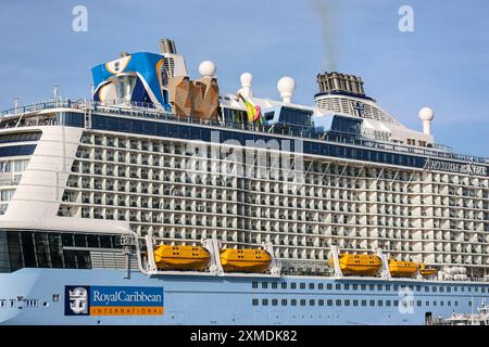 Nice, France : Royal Caribbean's ANTHEM OF THE SEAS in Villefranche sur Mer for a unique stopover for the largest cruise ship this year in the French Riviera's small port. The huge vessel host as many passengers as the village locals. After summer season, the impressive ship was to sail through Suez Canal as part of a repositioning from Europe to new homeport in Singapore but following Red Sea tensions & Houthi missile attacks threats on ships, she will instead transit without passenger around the southern tip of Africa to reach Dubai then Asia.Credit: Kevin Izorce/Alamy Live News Stock Photo