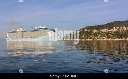 Nice, France : Royal Caribbean's ANTHEM OF THE SEAS in Villefranche sur Mer for a unique stopover for the largest cruise ship this year in the French Riviera's small port. The huge vessel host as many passengers as the village locals. After summer season, the impressive ship was to sail through Suez Canal as part of a repositioning from Europe to new homeport in Singapore but following Red Sea tensions & Houthi missile attacks threats on ships, she will instead transit without passenger around the southern tip of Africa to reach Dubai then Asia.Credit: Kevin Izorce/Alamy Live News Stock Photo