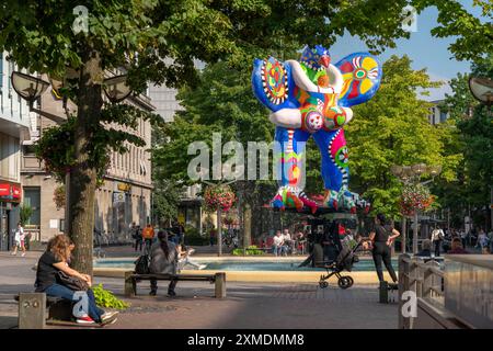 Koenigstrasse, shopping street, fountain mile Duisburg, pedestrian zone, Lifesaver fountain, by Niki de Saint Phalle/Jean Tinguely, North Stock Photo