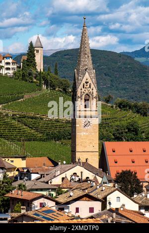 The village of Tramin on the wine route, in South Tyrol, wine-growing region of Gewuerztraminer, village centre with parish church, Italy Stock Photo