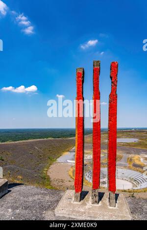 The Haniel spoil tip, 185 metre high spoil tip, at the Prosper Haniel mine, which was closed in 2019, artwork Totems by the sculptor Augustin Stock Photo