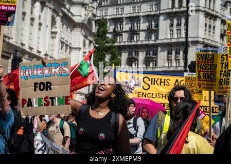 Woman with Queers for Palestine placard, Stand Up To Racism demonstrators march in counter demonstration to Tommy Robinson march, London, UK, 27/07/20 Stock Photo