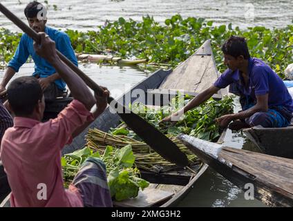 Bangladeshi men selling fruits and vegetables at weekly floating market, Barisal Division, Harta, Bangladesh Stock Photo