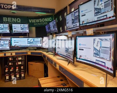Computer store display with monitors and pc cases on shelves Stock ...